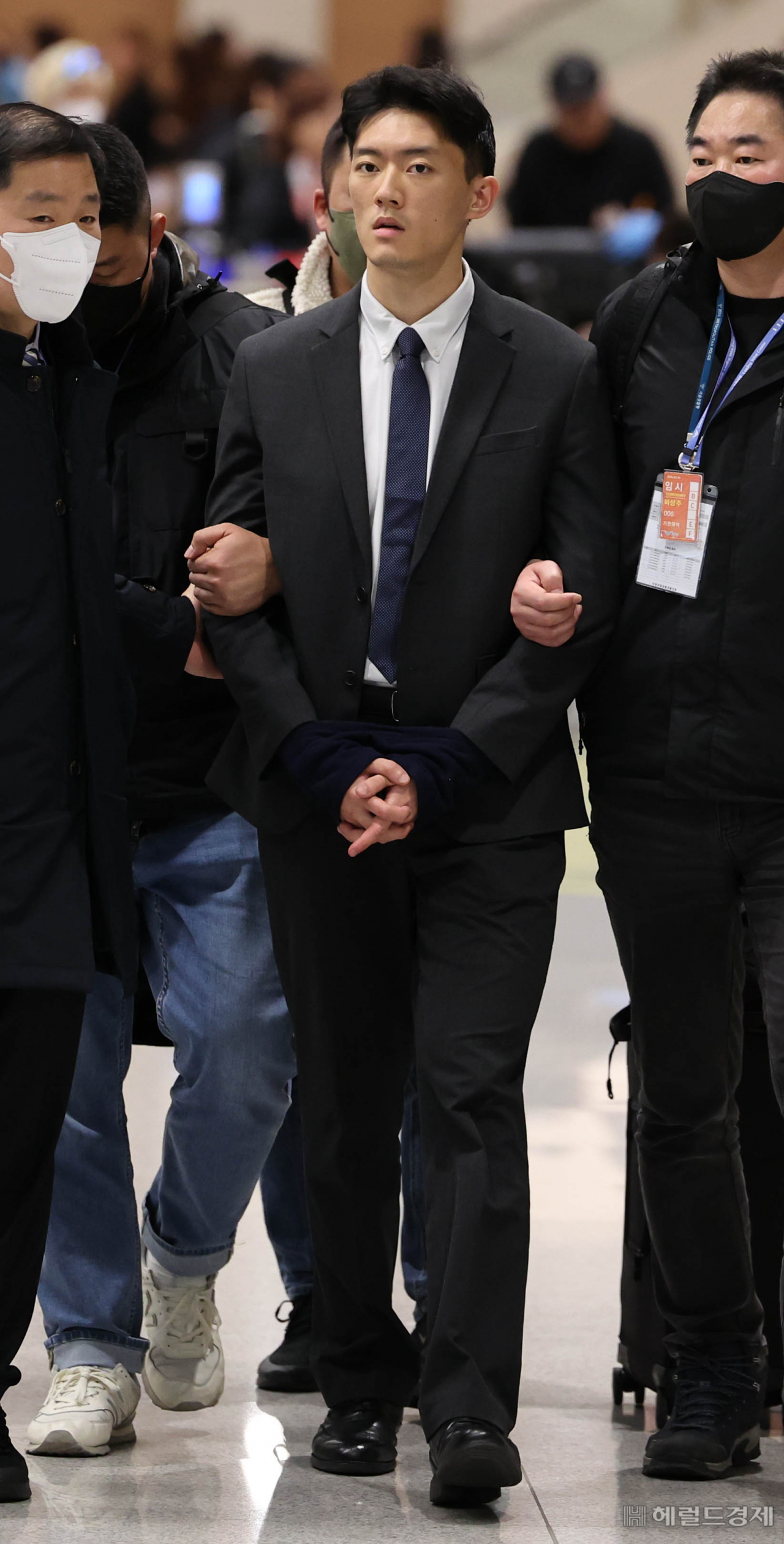 전두환 전 대통령 일가에 대한 폭로성 발언을 해온 손자 전우원 씨가 28일 오전 인천국제공항에서 서울경찰청 마약범죄수사대에 마약 투약 혐의로 체포된 뒤 입국장을 나서고 있다. 이상섭 기자