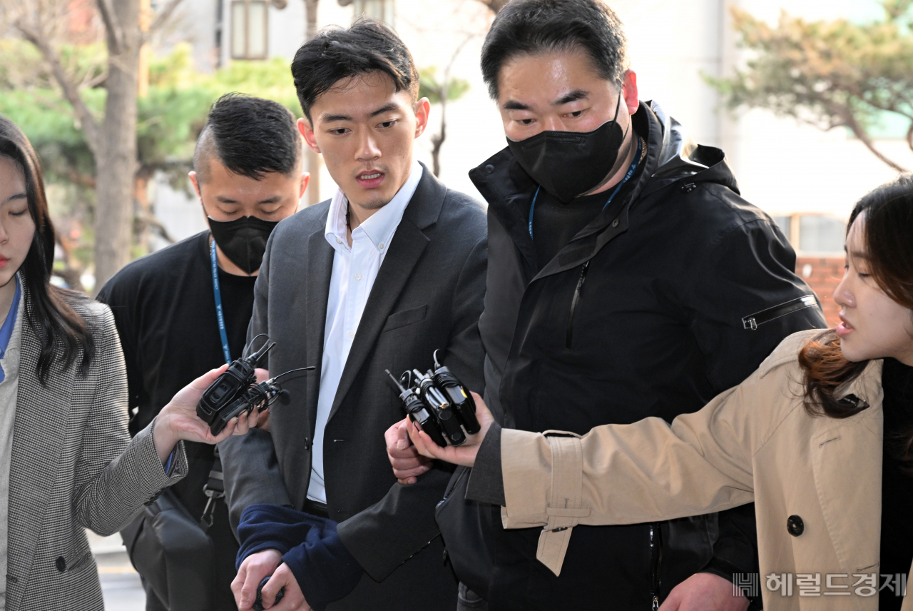 전두환 전 대통령 손자 전우원씨가 28일 인천국제공항을 통해 귀국해 곧바로 경찰에 체포된 가운데 서울 마포구 서울경찰청 마약범죄수사대에 도착해 들어서고 있다. 전두환 전 대통령 손자 전우원씨는 가족들이 '검은 돈'을 이용해 호화로운 생활을 하고 있다고 폭로했으며 그 과정에서 마약투약 장면을 실시간으로 송출했다. 이와 관련해 경찰청 국가수사본부는 전 씨를 마약 투약혐의로 체포했다. 임세준 기자