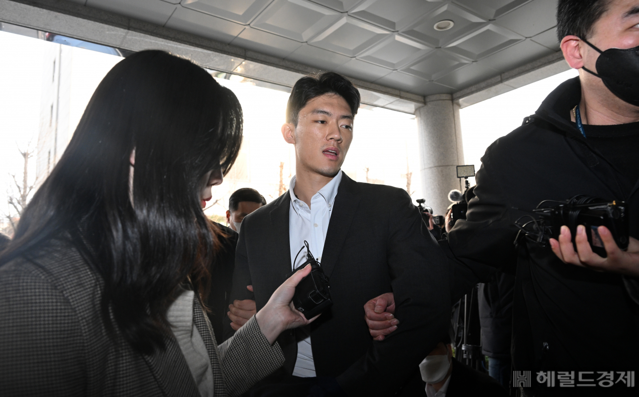 전두환 전 대통령 손자 전우원씨가 28일 인천국제공항을 통해 귀국해 곧바로 경찰에 체포된 가운데 서울 마포구 서울경찰청 마약범죄수사대에 도착해 들어서고 있다. 전두환 전 대통령 손자 전우원씨는 가족들이 '검은 돈'을 이용해 호화로운 생활을 하고 있다고 폭로했으며 그 과정에서 마약투약 장면을 실시간으로 송출했다. 이와 관련해 경찰청 국가수사본부는 전 씨를 마약 투약혐의로 체포했다. 임세준 기자
