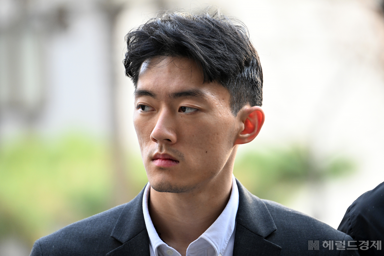 전두환 전 대통령 손자 전우원씨가 28일 인천국제공항을 통해 귀국해 곧바로 경찰에 체포된 가운데 서울 마포구 서울경찰청 마약범죄수사대에 도착해 취재진의 질의에 답하고 있다. 임세준 기자