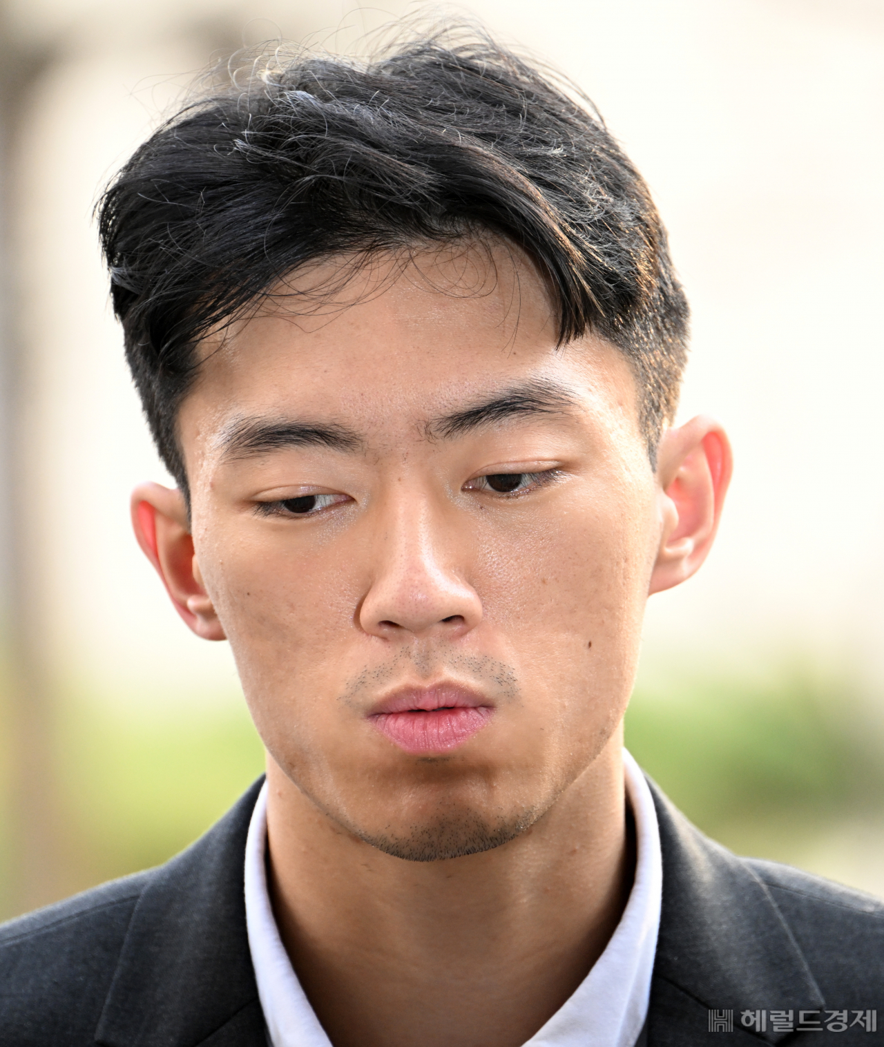 전두환 전 대통령 손자 전우원씨가 28일 인천국제공항을 통해 귀국해 곧바로 경찰에 체포된 가운데 서울 마포구 서울경찰청 마약범죄수사대에 도착해 취재진의 질의에 답하고 있다.임세준 기자