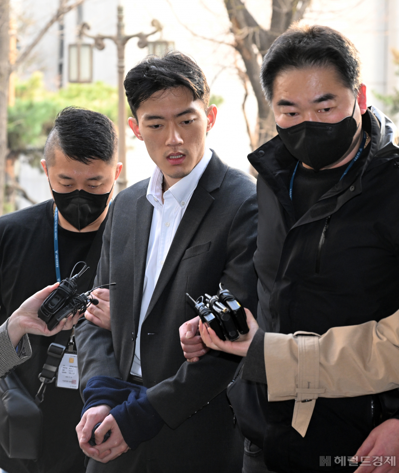 전두환 전 대통령 손자 전우원씨가 28일 인천국제공항을 통해 귀국해 곧바로 경찰에 체포된 가운데 서울 마포구 서울경찰청 마약범죄수사대에 도착해 들어서고 있다. 임세준 기자