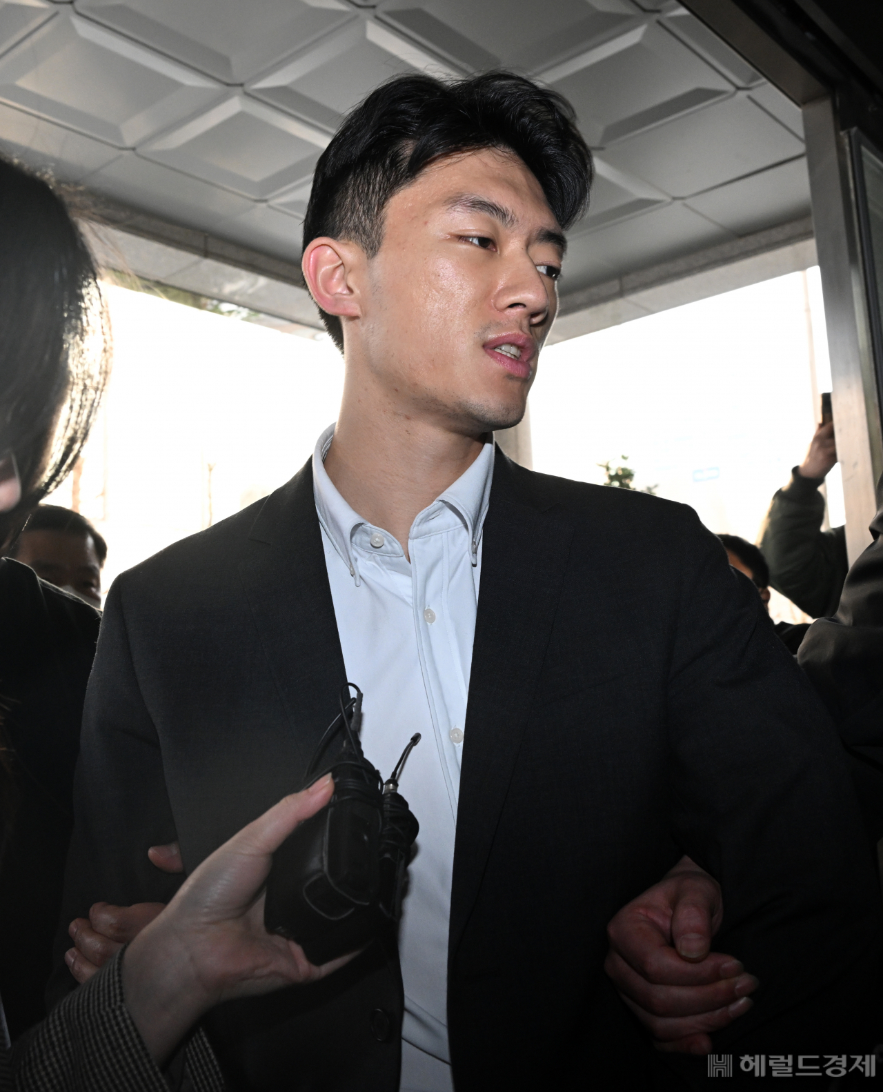 전두환 전 대통령 손자 전우원씨가 28일 인천국제공항을 통해 귀국해 곧바로 경찰에 체포된 가운데 서울 마포구 서울경찰청 마약범죄수사대에 도착해 들어서고 있다.임세준 기자