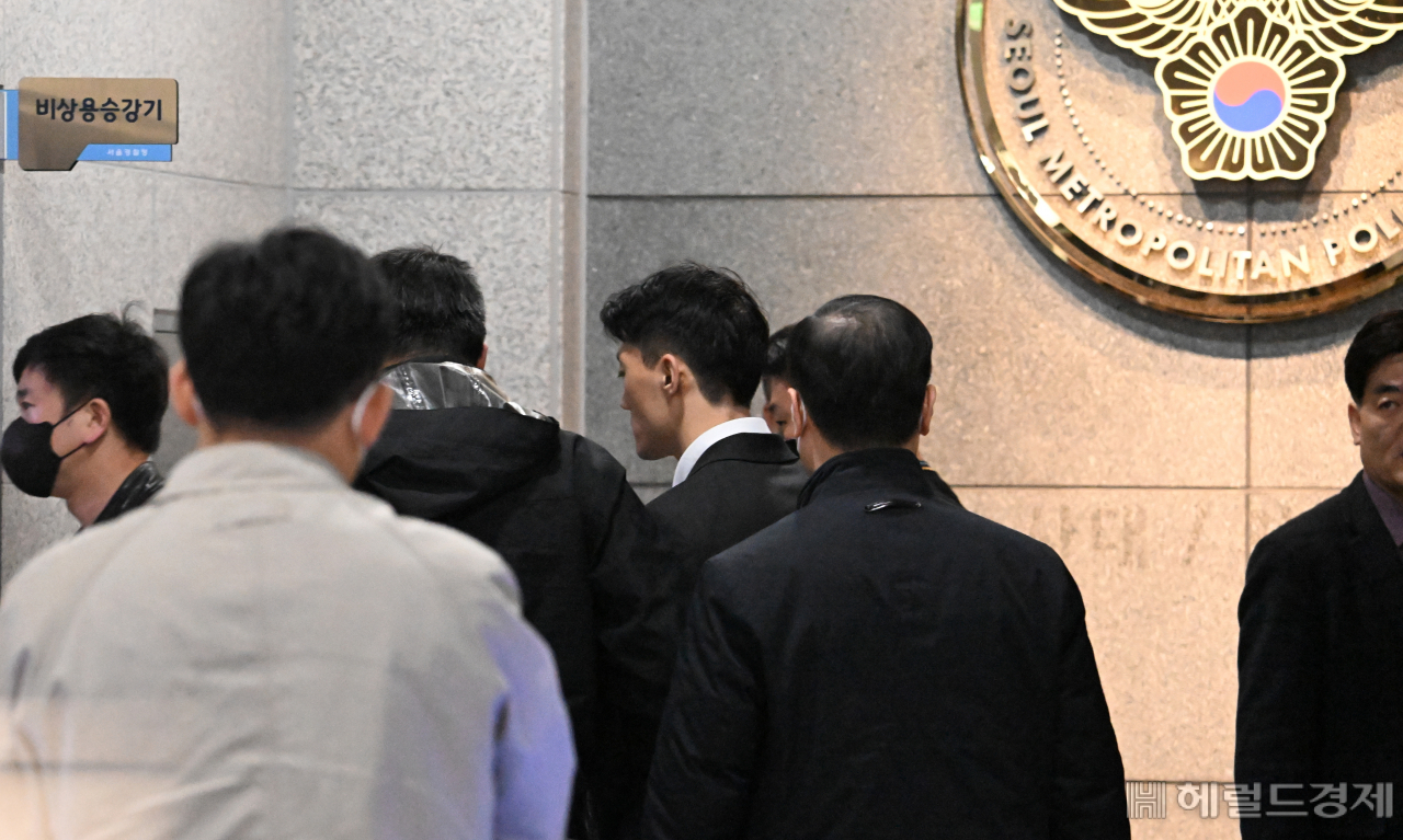 전두환 전 대통령 손자 전우원씨가 28일 인천국제공항을 통해 귀국해 곧바로 경찰에 체포된 가운데 서울 마포구 서울경찰청 마약범죄수사대에 도착해 들어서고 있다. 임세준 기자