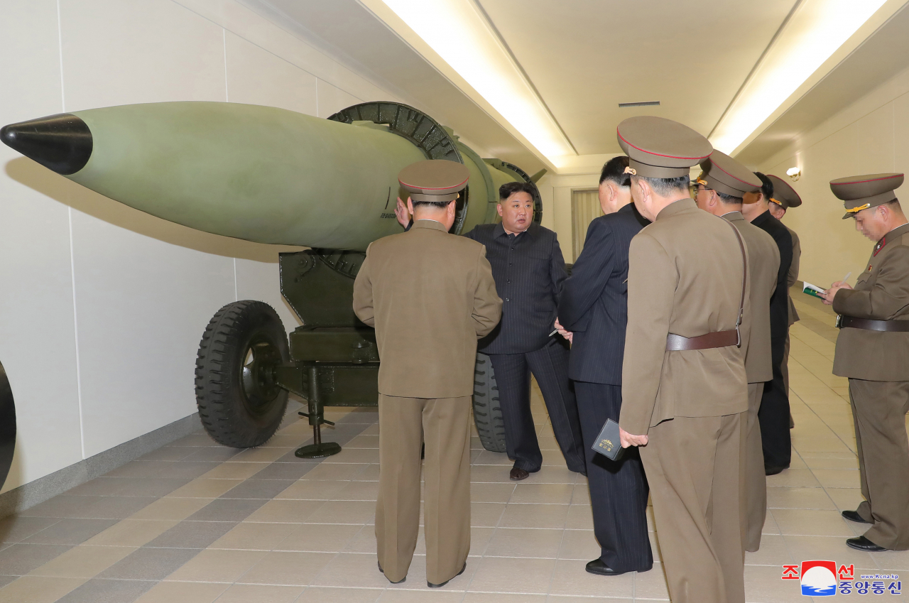 김정은 북한 국무위원장은 핵무기병기화사업을 지도하고 핵반격작전계획과 명령서를 검토했다. 김 위원장은 "조선민주주의인민공화국 핵무기연구소로부터 핵무기발전방향과 전략적방침에 따라 공화국핵무력을 질량적으로 강화하기 위한 최근 년간의 사업정형과 생산실태"에 대해 보고받았다고 조선중앙통신이 28일 보도했다. [연합]