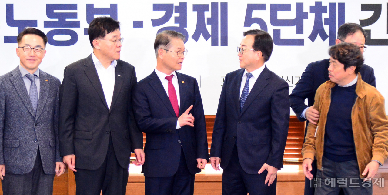 이정식 고용노동부 장관이 28일 서울시 중구 한국프레스센터에서 경제5단체와 간담회를 열고 포괄임금 오남용, 임금체불, 정당한 휴가‧휴직 사용방해 등에 대한 강력 대처 의지를 표명했다. 이정식 장관(왼쪽에서 세번째)과 이동근 한국경총 부회장이 간담회에 앞서 현안에 대해 의견을 나누고 있다. 박해묵 기자