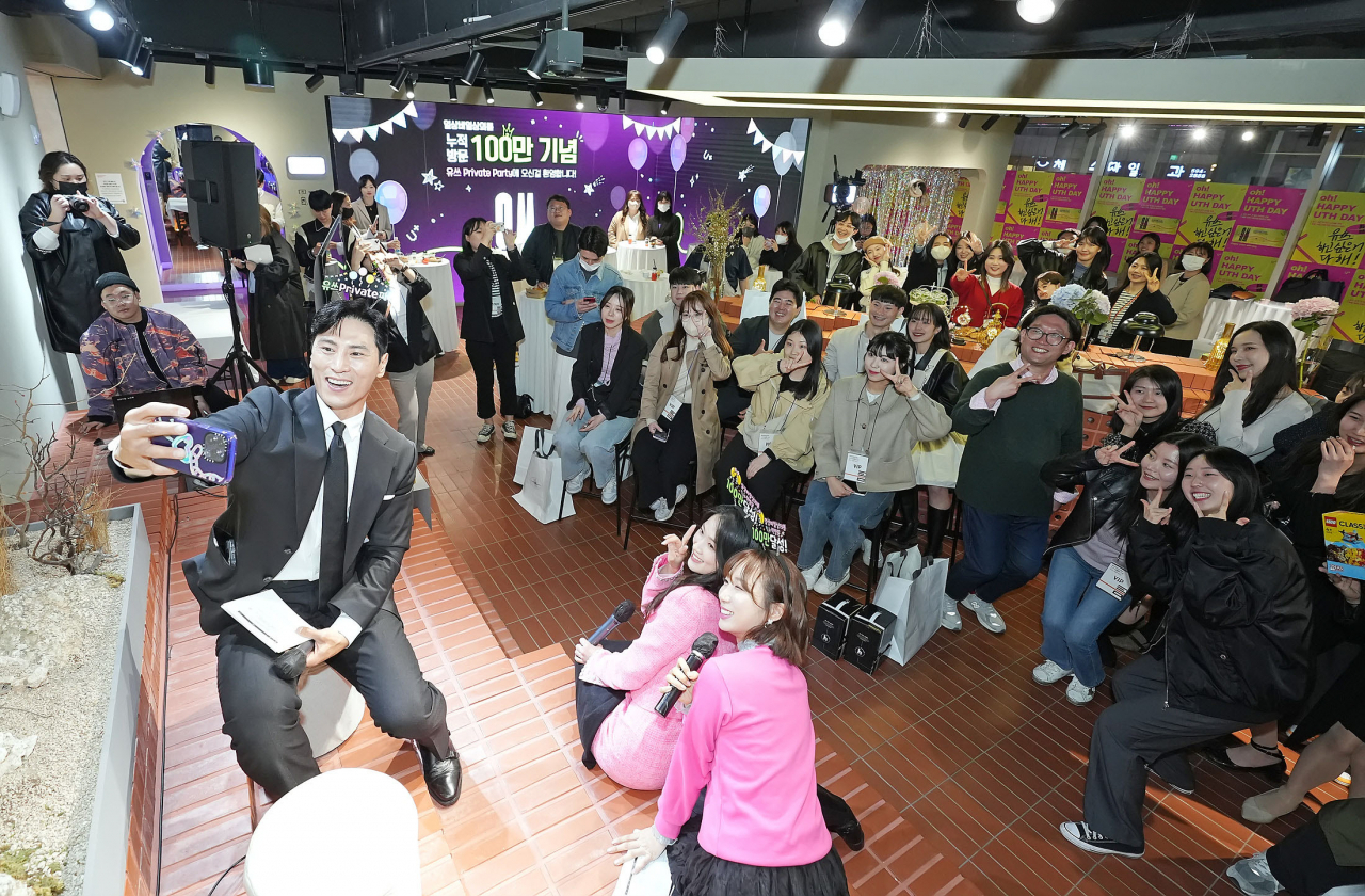 전날 틈에서 진행된 프라이빗 파티에서 사회를 맡은 (왼쪽부터) 개그맨 김재우, 배우 김혜윤, 쇼호스트 이한경이 유쓰/틈 고객들과 기념촬영을 하고 있는 모습. [LG유플러스 제공]