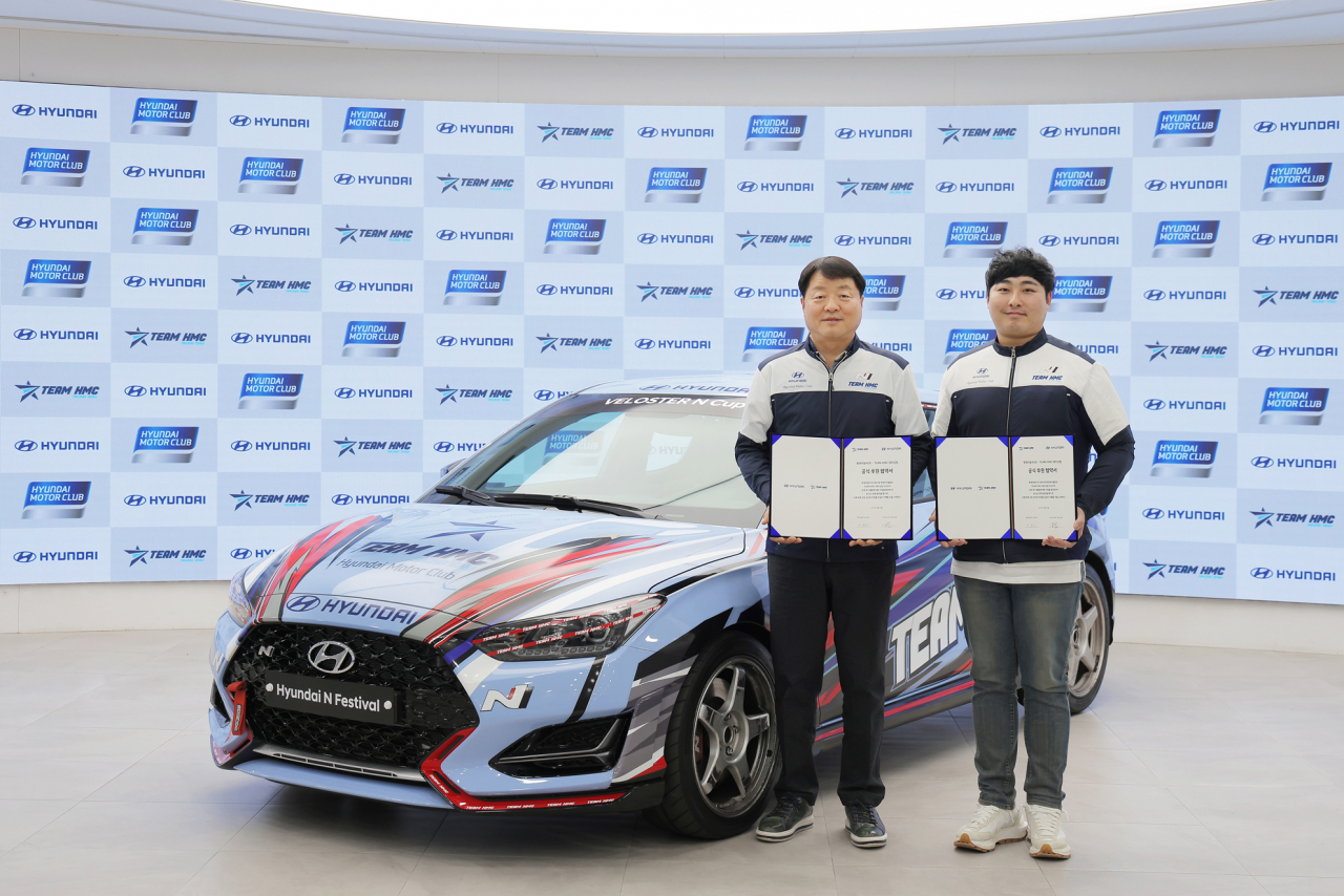 유원하(왼쪽부터) 현대차 국내사업본부장 부사장, 김주현 ‘TEAM HMC(Hyundai Motor Club)’ 레이싱팀 단장이 기념 촬영을 하고 있다. [현대차 제공]