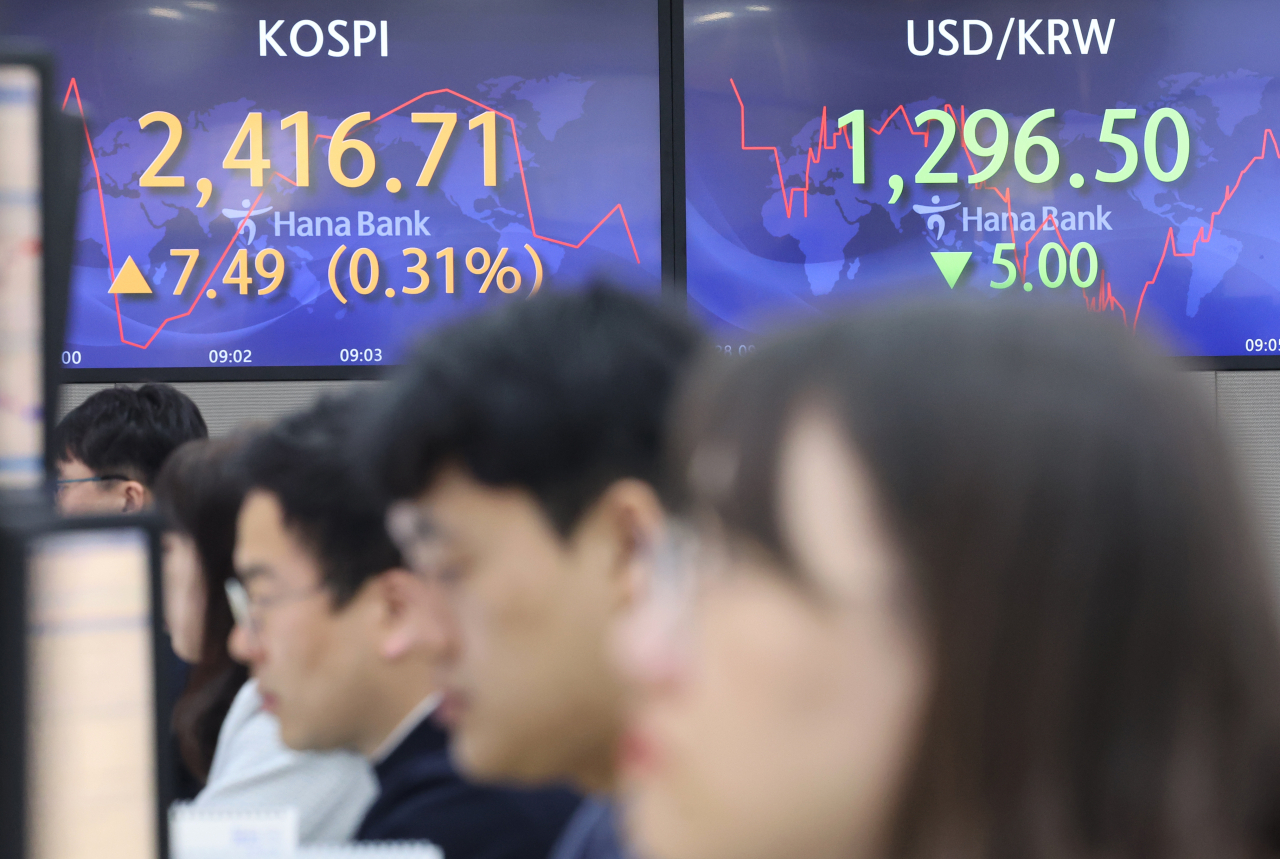 28일 서울 명동 하나은행 본점에서 직원들이 업무를 보고 있다. 이날 오전 9시 1분 현재 코스피는 전 거래일보다 9.01포인트(0.37%) 상승한 2418.23이다. 지수는 전장보다 9.47포인트(0.39%) 오른 2418.69로 개장했다. 연합뉴스