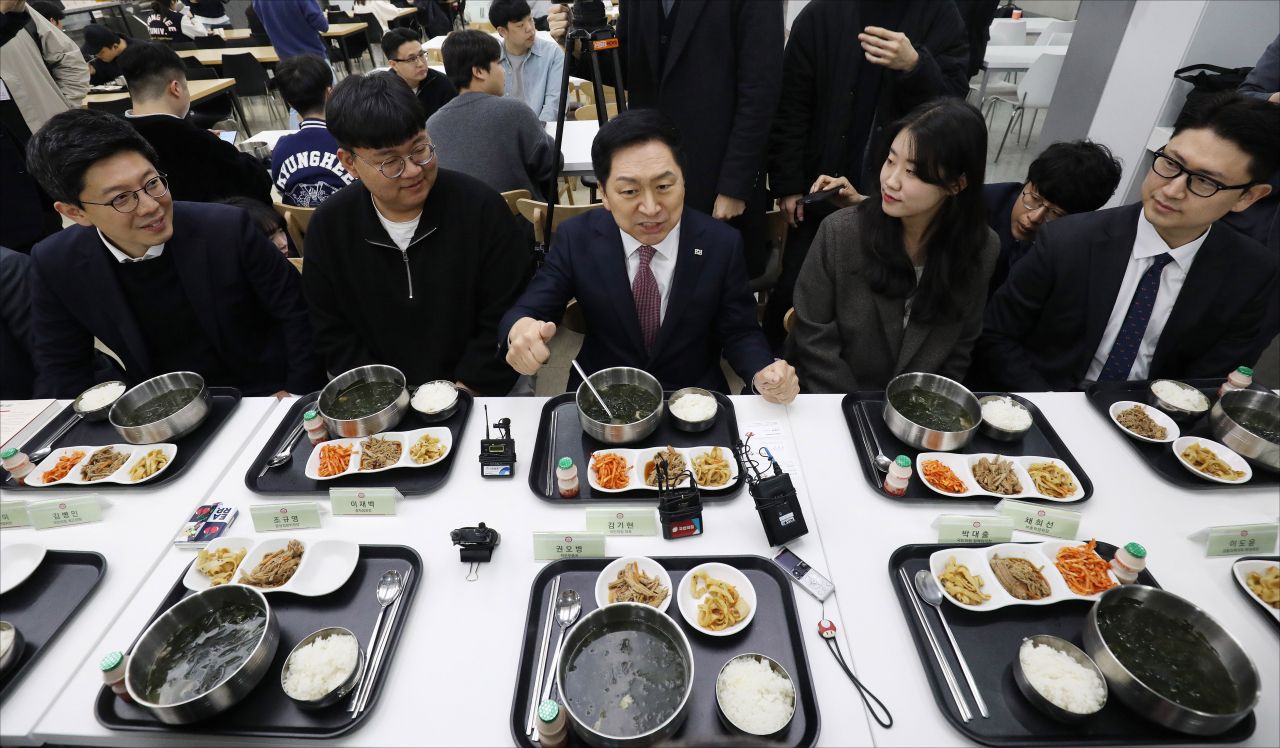 국민의힘 김기현 대표가 3월28일 오전 서울 동대문구 경희대학교 푸른솔문화관 학생식당을 찾아 '1000원 아침밥'을 먹으며 학생들과 대화하고 있다. [연합]