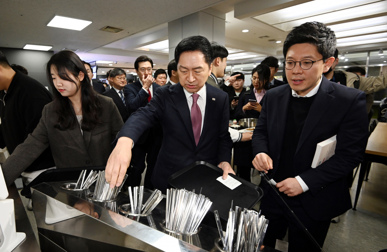 김기현 국민의힘 대표가 28일 오전 서울 동대문구 경희대학교 푸른솔문화관 학생식당에서 배식을 받기 위해 수저를 준비하고 있다. [연합]