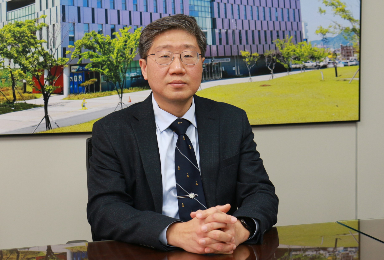 국민들이 사랑하는 수산물을 안심하고 즐길 수 있도록 수산물의 안전과 품질을 책임지는 국가기관인 국립수산물품질관리원의 홍래형 원장. 그는 헤럴드경제와의 인터뷰에서 안심 수산물 먹거리에 대한 자신의 철학과 신념을 강조했다.
