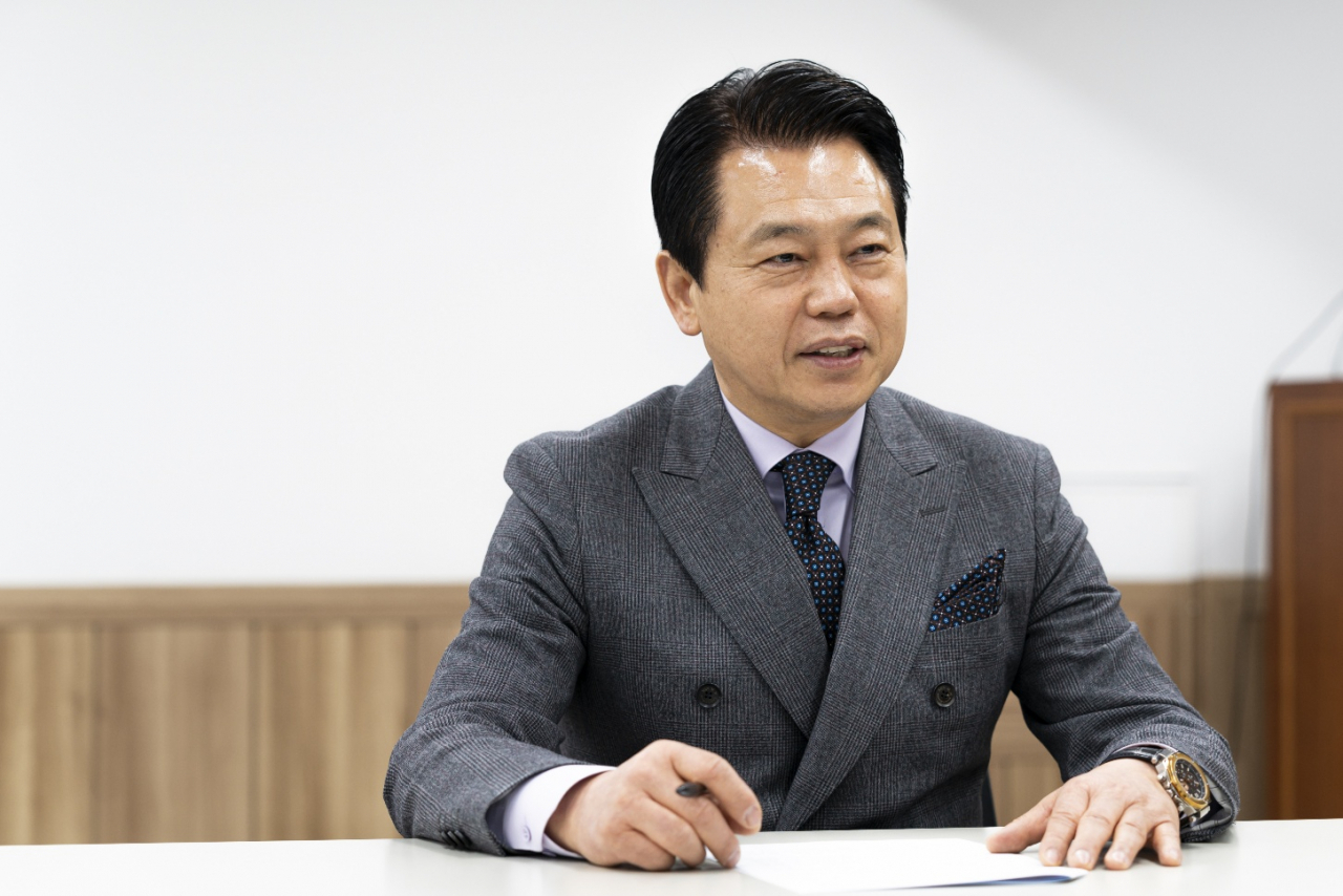 손무호 한국외식업중앙회 상생협력총괄단장. 그는 고금리, 고물가, 고환율 시대 탓도 있지만, 정부가 외식업에 대한 깊은 이해 없이 융자와 지원금 정책으로만 일관해왔기에 오늘날 외식업 양극화가 심화됐다고 말한다. 이에 정부의 새로운 방향에서의 적극적인 이해와 지원이 중요하다고 강조했다.