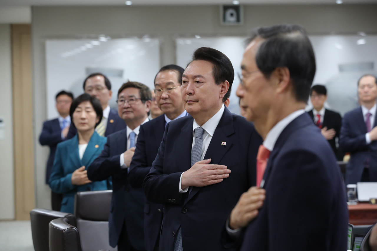 윤석열 대통령이 28일 서울 용산 대통령실 청사에서 열린 국무회의에서 국기에 경례하고 있다. [연합]