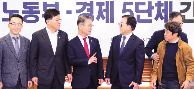 이정식 고용노동부 장관이 28일 오전 서울시 중구 한국프레스센터에서 경제5단체와 간담회를 열고 포괄임금 오남용, 임금체불, 정당한 휴가·휴직 사용방해 등에 대한 강력 대처 의지를 표명했다. 이정식(왼쪽에서 세번째) 장관과 이동근(왼쪽 네번째) 경총 부회장, 정만기(왼쪽 두번째) 한국무역협회 부회장 등 참석자들과 함께 현안에 대해 의견을 나누고 있다. 박해묵 기자