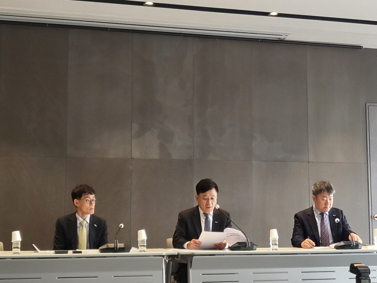 정만기 한국무역협회 부회장(가운데)이 28일 서울 강남구 트레이드타워에서 언론 브리핑을 진행하고 있다. [김지윤 기자]