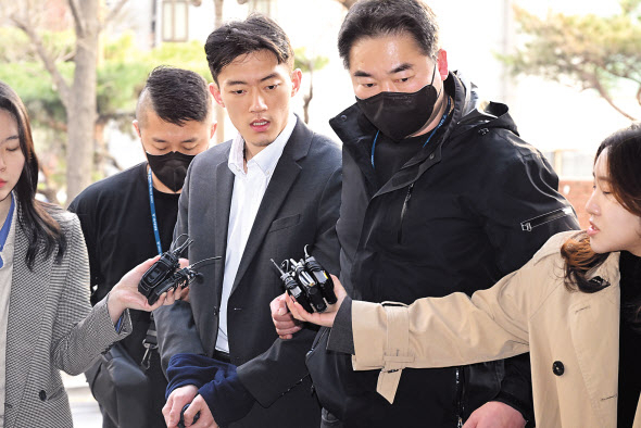 전두환 전 대통령 손자 전우원씨가 28일 입국 즉시 경찰에 체포된 뒤 서울 마포구 서울경찰청 마약범죄수사대에 들어서며 취재진의 질문에 답하고 있다. 임세준 기자