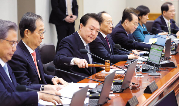 윤석열 대통령이 28일 서울 용산 대통령실 청사에서 열린 국무회의에서 개회를 선언하고 있다. 이날 국무회의에서 건전재정 기조를 지속하면서도 국가의 기본기능을 충실히 수행하는 것을 핵심으로 하는 내년도 예산안 편성 지침이 확정됐다. [연합]
