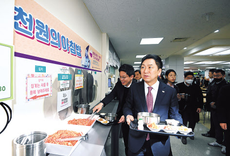 김기현 국민의힘 대표가 28일 오전 서울 동대문구 경희대학교 푸른솔문화관 학생식당에서 ‘천원의 아침밥’을 배식받고 있다. [연합]