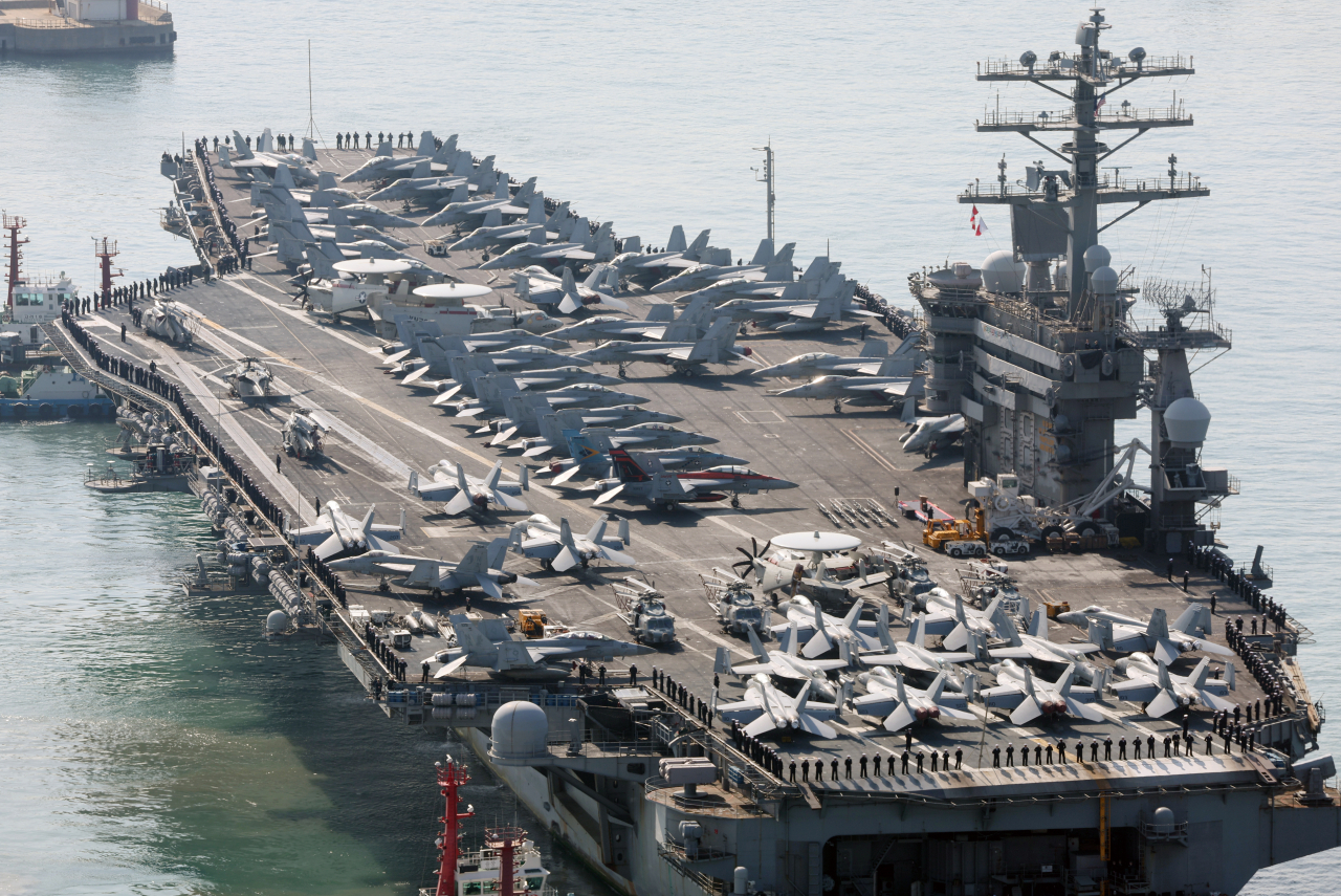 미국의 핵추진항공모함 ‘니미츠함(CVN-68)’이 28일 오전 부산 작전기지로 입항하고 있다. 니미츠함을 포함한 미 제11항모강습단은 전날 제주 남방 공해상에서 해군과 연합해상훈련을 펼쳤다. [연합]