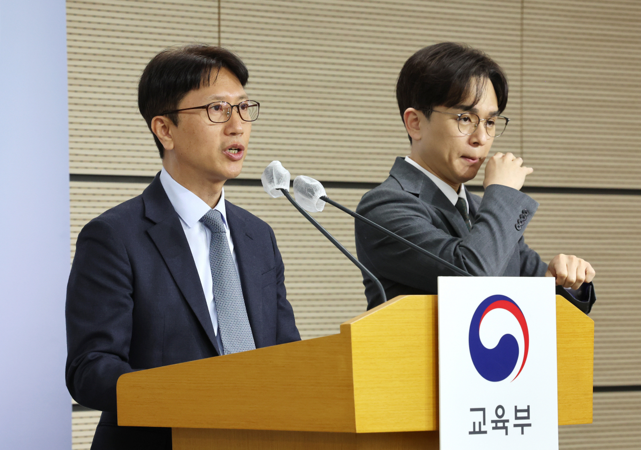 이규민 한국교육과정평가원장이 28일 오전 세종시 정부세종청사에서 2024학년도 대학수학능력시험 시행 기본계획을 발표하고 있다. 연합뉴스
