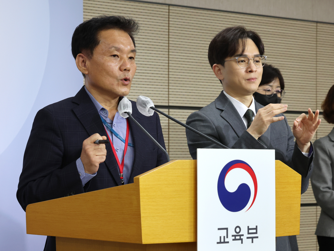 문영주 대학수학능력시험본부장이 28일 오전 세종시 정부세종청사에서 열린 2024학년도 대학수학능력시험 시행 기본계획 발표에서 취재진의 질문에 답변하고 있다. 연합뉴스