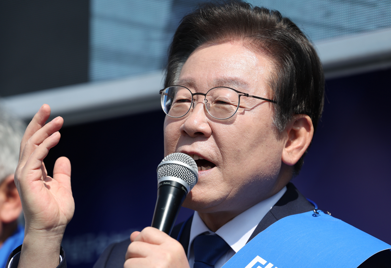 더불어민주당 이재명 대표가 28일 경남 창녕군 창녕읍 남산 회전 로터리 일대에서 4·5 창녕군수 보궐선거에 출마한 같은 당 성기욱 후보와 경남도의원 창녕군 제1선거구에 출마한 우서영 후보에 대해 지지를 호소하고 있다. [연합]