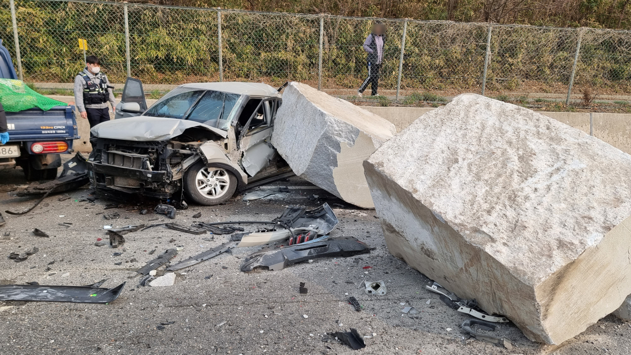 달리던 화물차서 대형 돌덩이 ‘와르르’…뒤따르던 車 4대 박살 [여車저車]