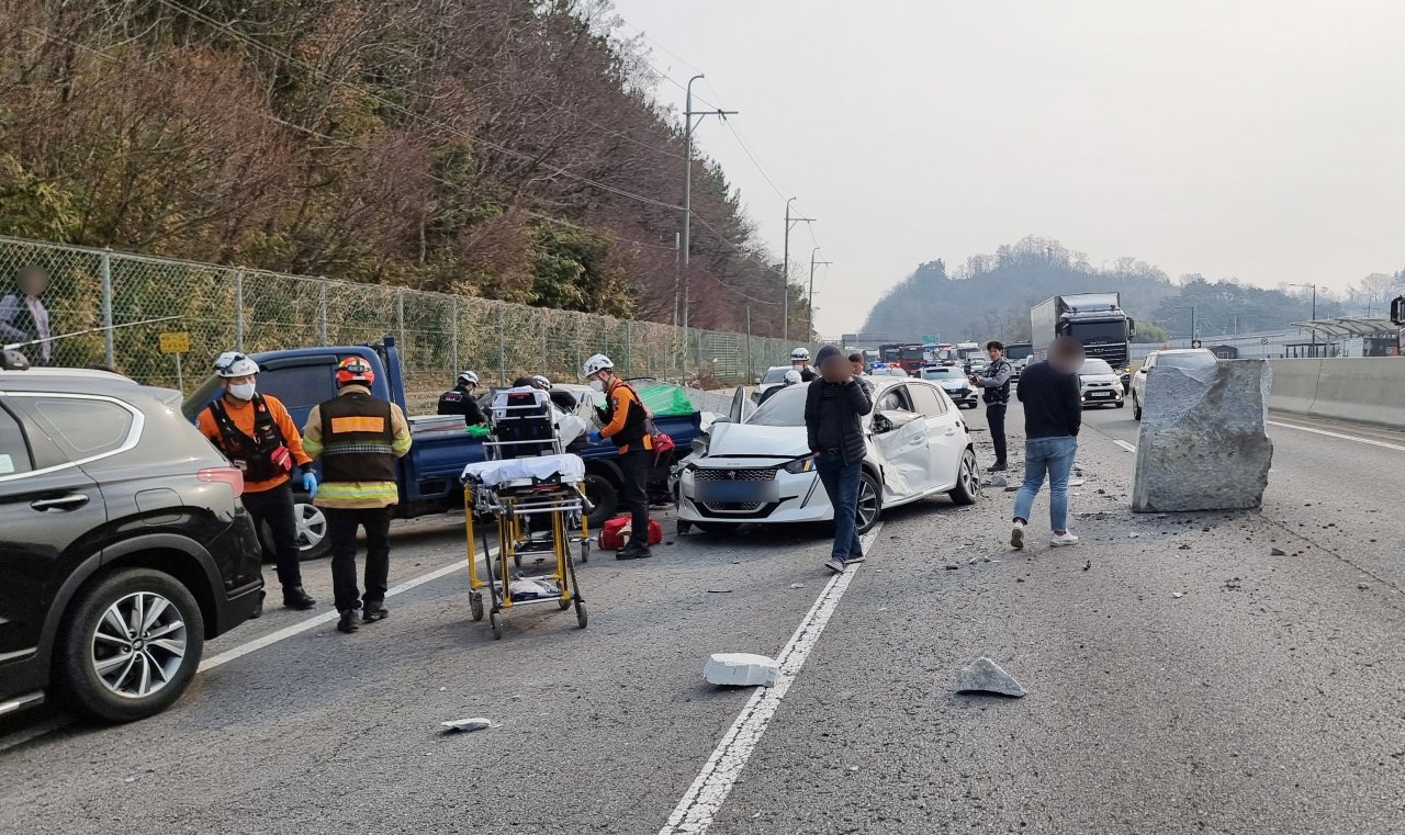 달리던 화물차서 대형 돌덩이 ‘와르르’…뒤따르던 車 4대 박살 [여車저車]