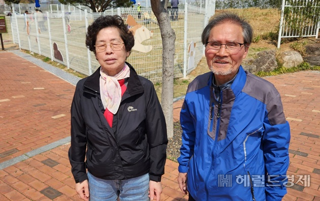 28일 경기도 성남에서 온 부부가 순천만국제정원박람회장을 찾았다가 휴장 사실에 발걸음을 돌리며 허탈해하고 있다. /박대성 기자.