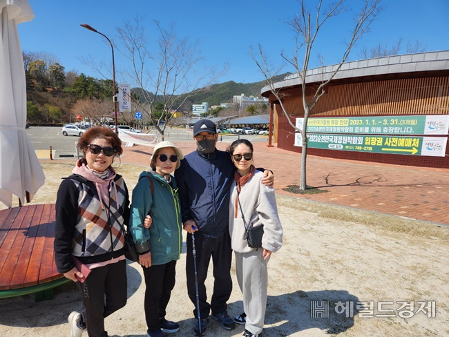 지난 14일 오전 순천만국가정원 입구에서 박람회장 입장을 못한 채 아쉬워하는 미 동포 가족. /박대성 기자.