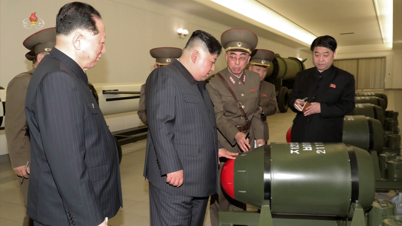북한 김정은 국무위원장이 핵무기병기화사업을 지도하고 핵반격작전계획과 명령서를 검토했다고 조선중앙TV가 28일 보도했다. [조선중앙TV 화면, 연합]