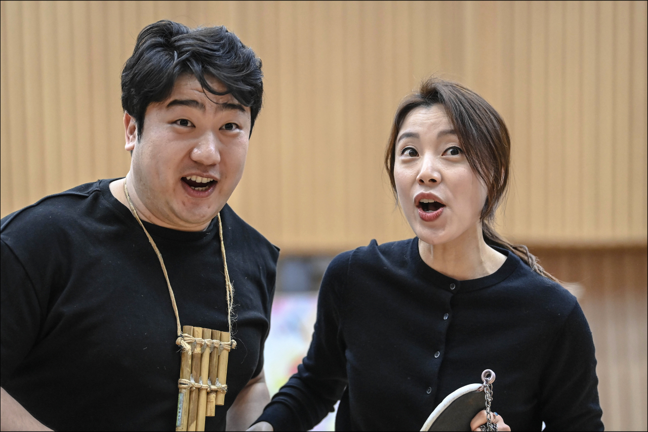 서울시립오페라단의 ‘마술피리’에서 파미나 역할을 맡은 황수미(오른쪽)와 바리톤 김기훈의 연습현장 [세종문화회관 제공]