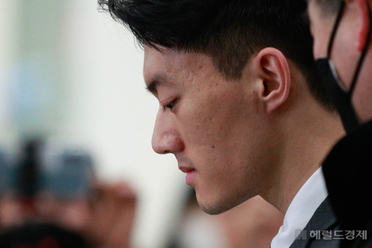 전두환 전 대통령 일가의 비자금 의혹 등을 폭로한 손자 전우원씨가 28일 오전 인천국제공항에서 마약 투약 혐의로 체포돼 서울경찰청 마약범죄수사대로 연행되기 전 취재진 질문을 듣고 있다. 이상섭 기자
