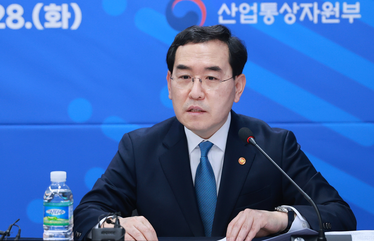 이창양 산업통상자원부 장관이 28일 경기 군포 디팜스테크에서 열린 뿌리산업 첨단화를 위한 업계 간담회를 주재하고 있다. [연합]