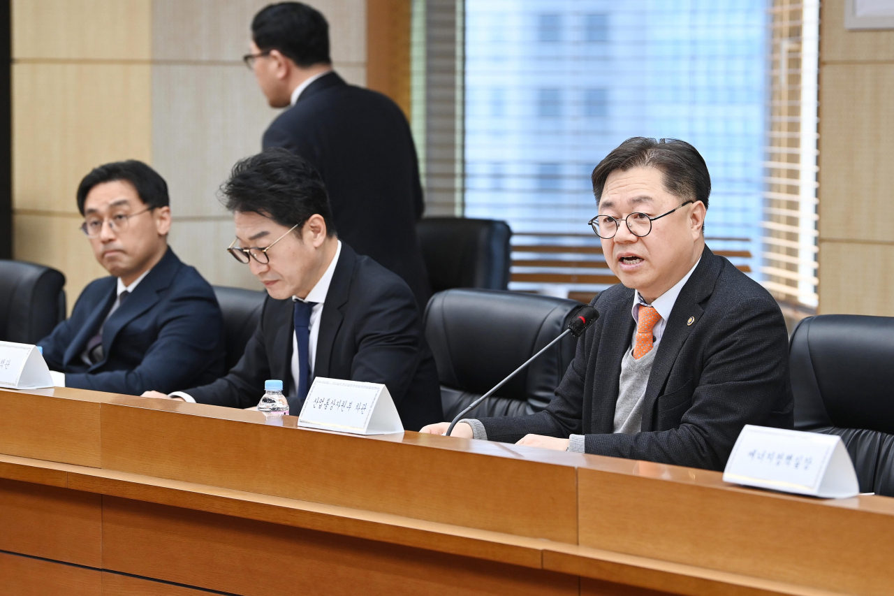 박일준(오른쪽 첫번째) 산업통상자원부 제2차관이 28일 서울 종로구 한국무역보험공사에서 진행된 제2차 에너지 공기업 경영혁신 점검 회의에서 모두발언을 하고 있다. [산업통상자원부 제공]