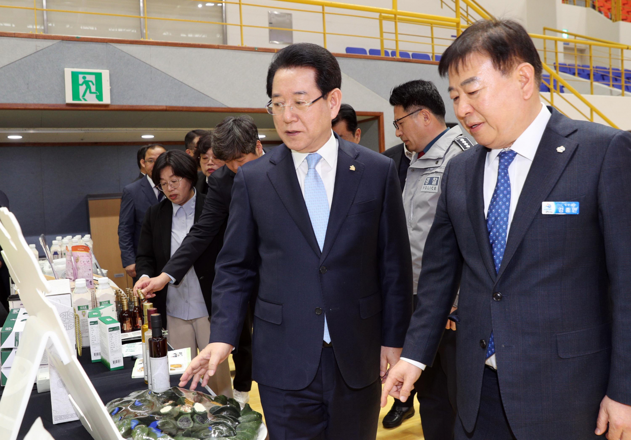영광군서 도민과의 대화 개최하고 강종만군수와 지역 특산물을 살펴보고 있는 김영록지사