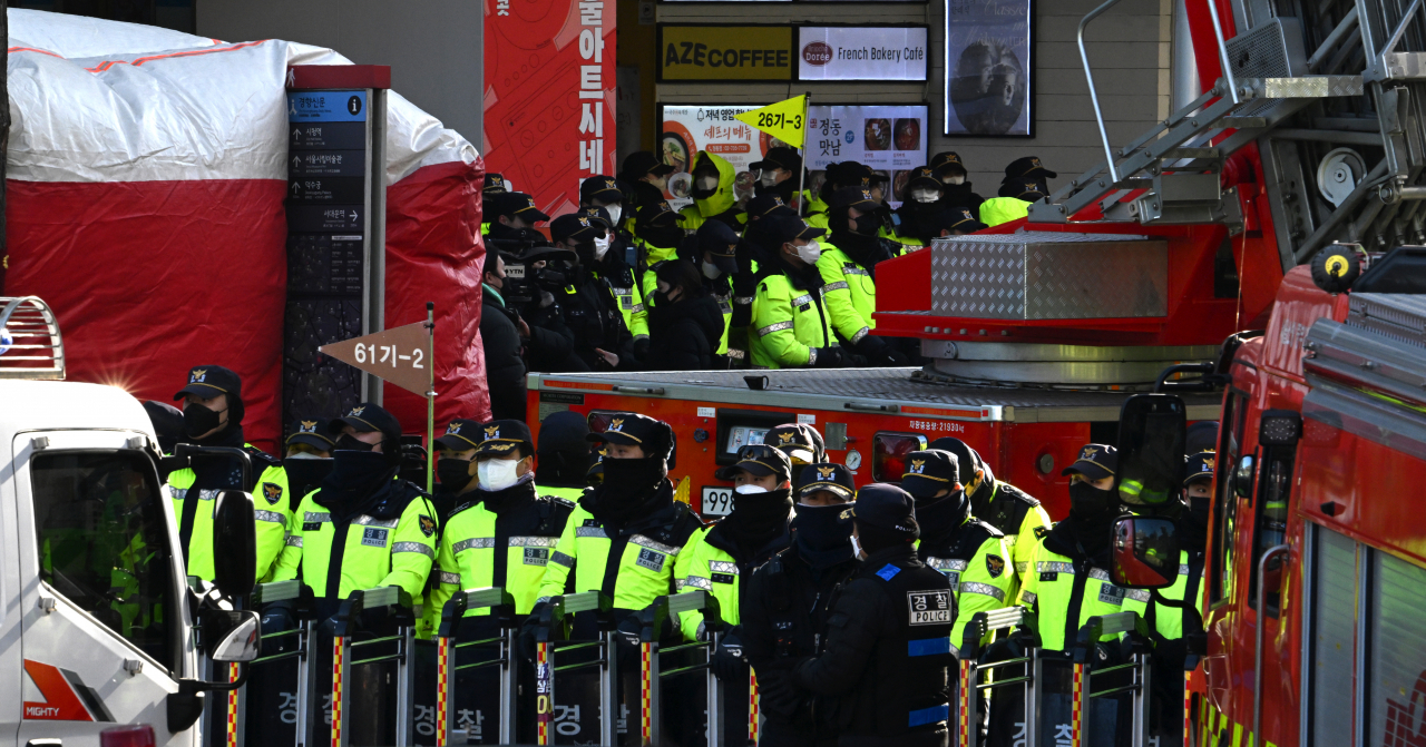 Police search the office of the Korean Confederation of Trade Unions, South Korea’s main umbrella labor union, in central Seoul on Jan. 18. (Im Se-jun/The Korea Herald)