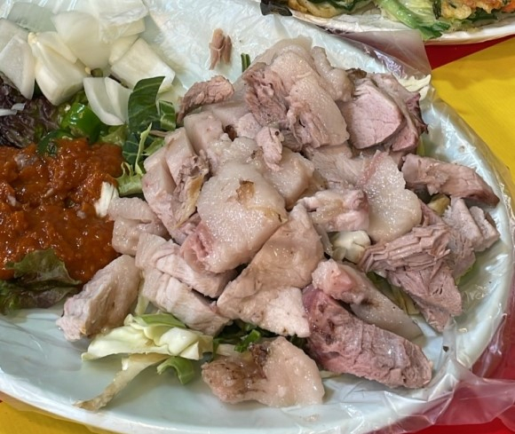 진해군항제 향토음식관에서 판매 중인 5만원짜리 통돼지바베큐. 네이버 블로그 캡처