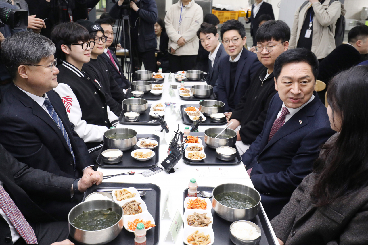 국민의힘 김기현 대표가 28일 오전 서울 동대문구 경희대학교 푸른솔문화관 학생식당을 찾아 '1천원 아침밥'을 먹으며 학생들과 대화하고 있다. 김 대표는 외부인 식권(4000원)을 구매해 식사했다. [연합]
