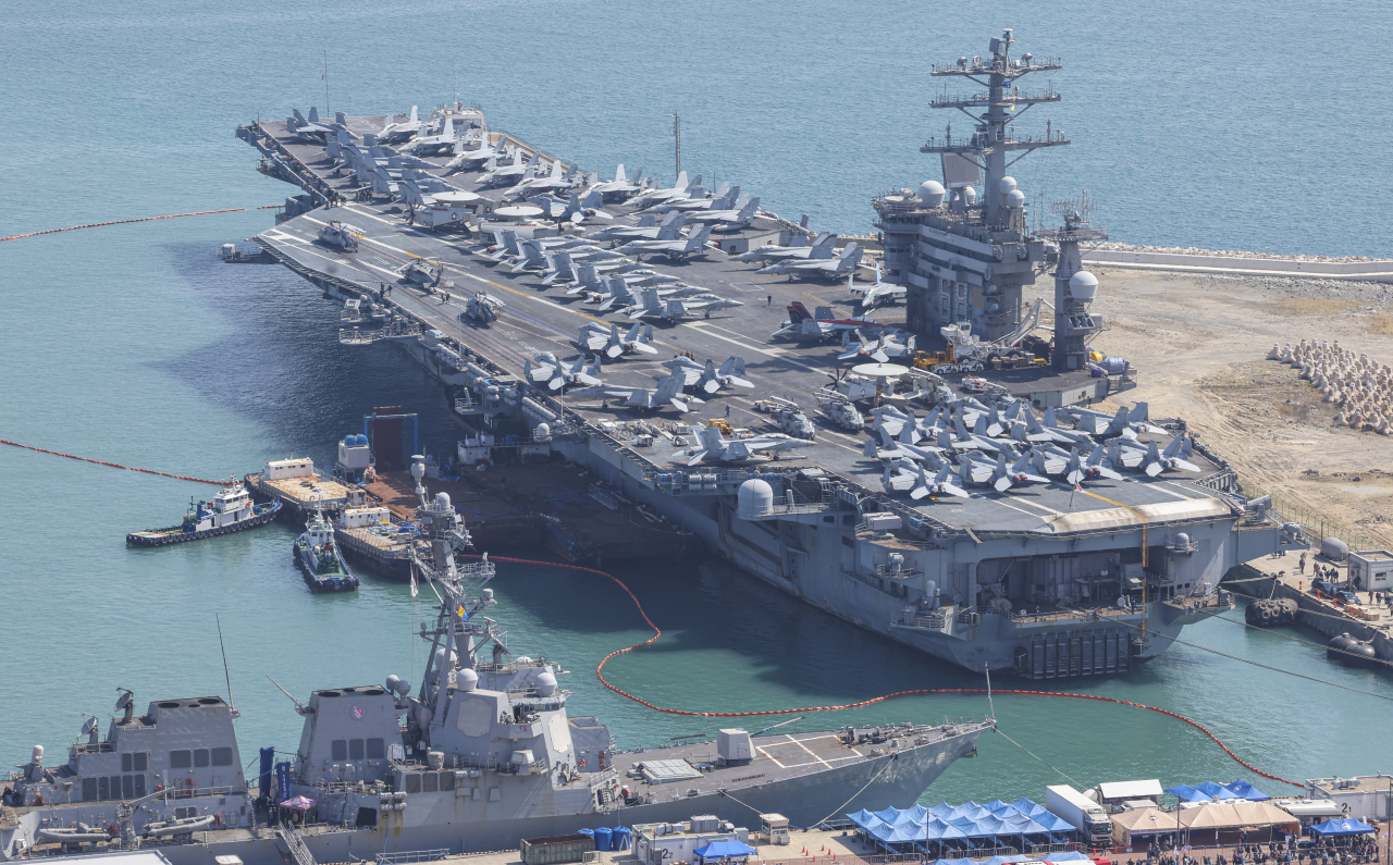 미국의 핵 추진 항공모함 니미츠함(CVN-68)이 28일 부산작전기지에 입항했다. 니미츠함을 포함한 미 제11항모강습단은 전날 제주 남방 공해상에서 해군과 연합해상훈련을 펼쳤다. [연합]