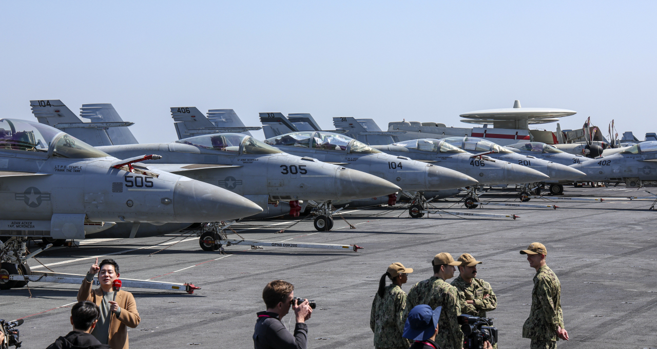 28일 부산 작전기지에 입항한 미국 핵 추진 항공모함 니미츠함(CVN-68) 갑판에 F/A-18 슈퍼호닛 전폭기를 비롯한 항공기들이 서 있는 모습. [연합]