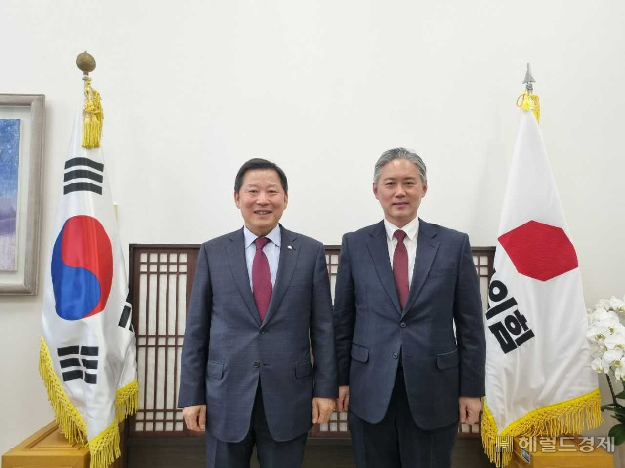 김정현 국민의힘 광주시당위원장(오른쪽)은 28일 국회에서 이철규 국민의힘 사무총장을 예방하고 지역현안사업에 대한 협조와 지원을 요청했다.
