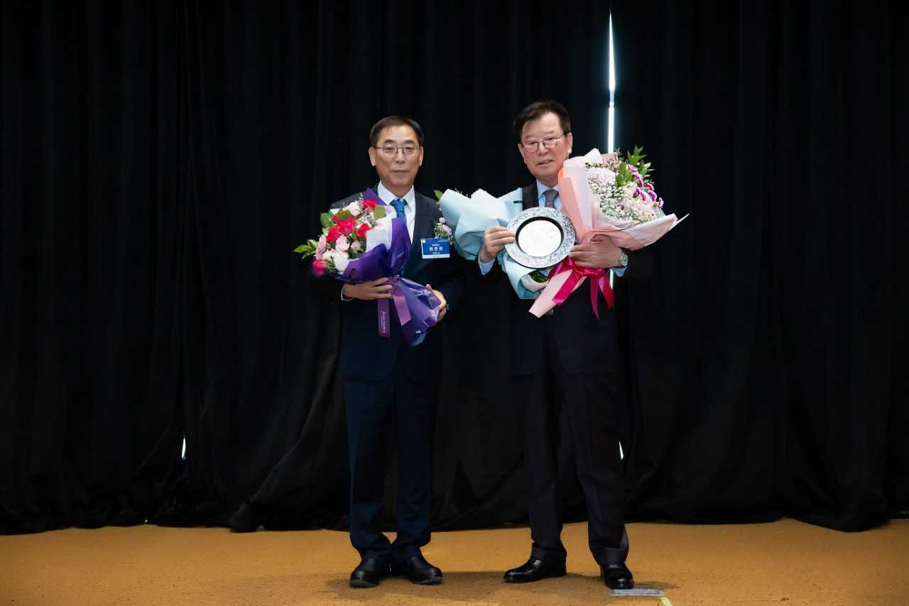 한국무역협회 광주전남기업협의회가 28일 홀리데이인 광주 호텔 3층 컨벤션홀에서 정기총회를 개최한 가운데 신임 최은모 회장(사진 왼쪽)과 이임 장춘상 회장(오른쪽)이 기념촬영을 하고 있다.