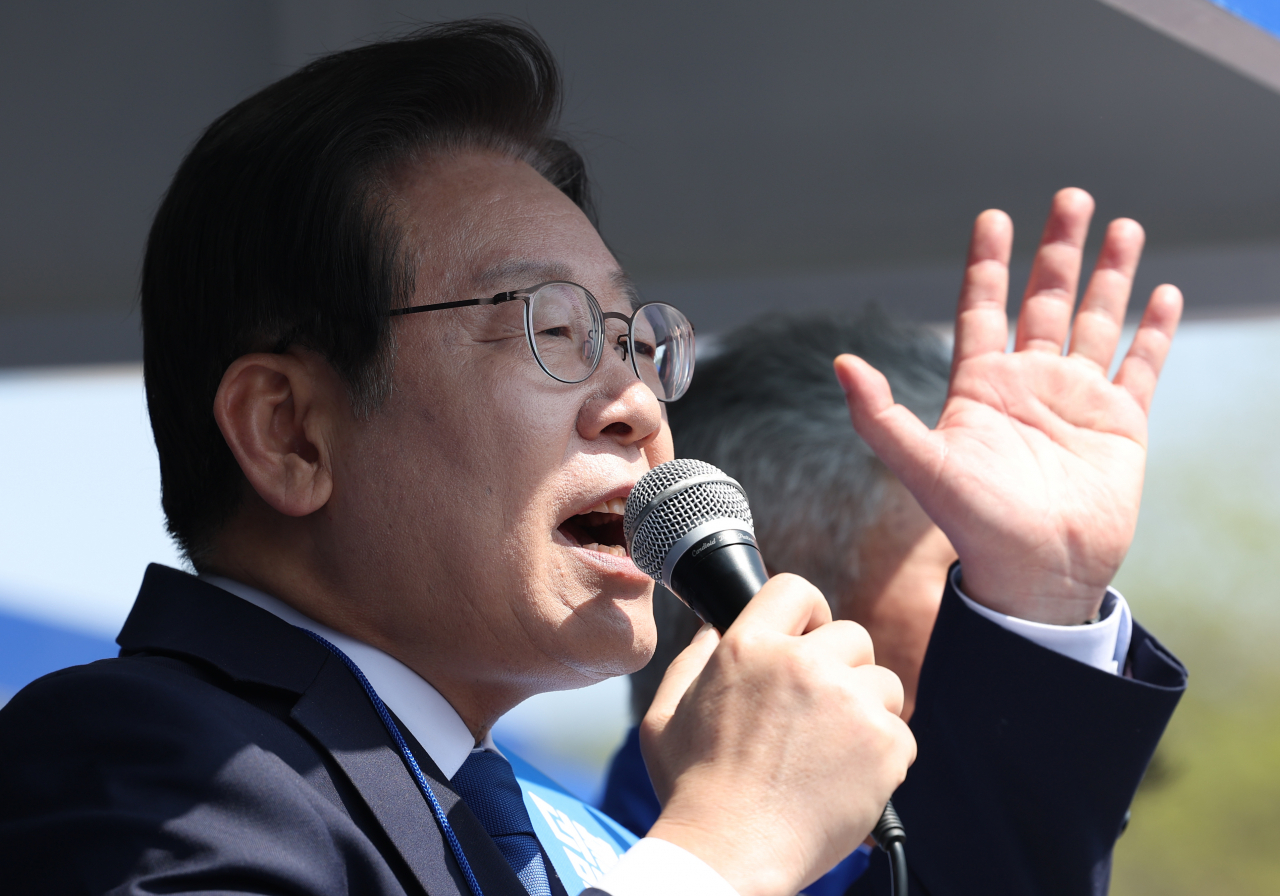 더불어민주당 이재명 대표가 28일 오후 경남 창녕군 창녕읍 송현리 창녕장(5일장)에서 4·5 창녕군수 보궐선거에 출마한 같은 당 성기욱 후보와 경남도의원 창녕군 제1선거구에 출마한 우서영 후보에 대해 지지를 호소하고 있다. [연합]