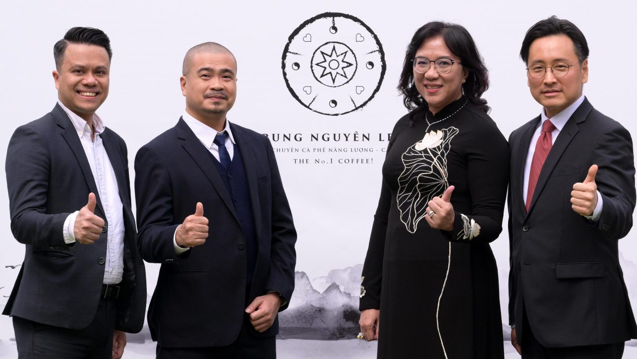 28일 오후 서울 중구 장충동 서울신라호텔에서 쭝웬 레전드 그룹(TNG)의 리 탄 하이(Ly Thanh Hai·왼쪽부터) 중국 연락사무소 대표, 두옹 하이 당(Duo Hai Dang) 회장실 보좌관, 후윙 반 깜 뚜 CFO(부회장), 류창욱 한국 연락사무소 대표가 헤럴드경제와 인터뷰에 앞서 기념촬영을 하고 있다. 이상섭 기자