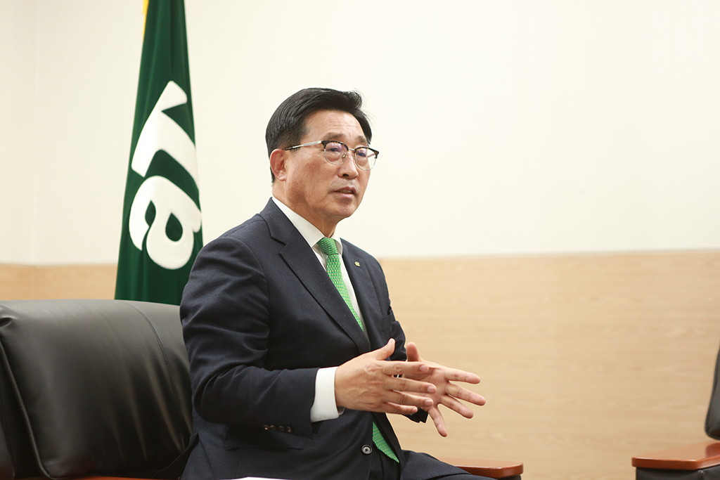 헤럴드경제와 인터뷰를 한 김춘진 한국농수산식품유통공사 사장. 그는 3선 국회의원 출신으로 임기의 절반 이상을 농림축산식품해양수산위원회와 보건복지위원회에서 보내며 전문성을 쌓았다.