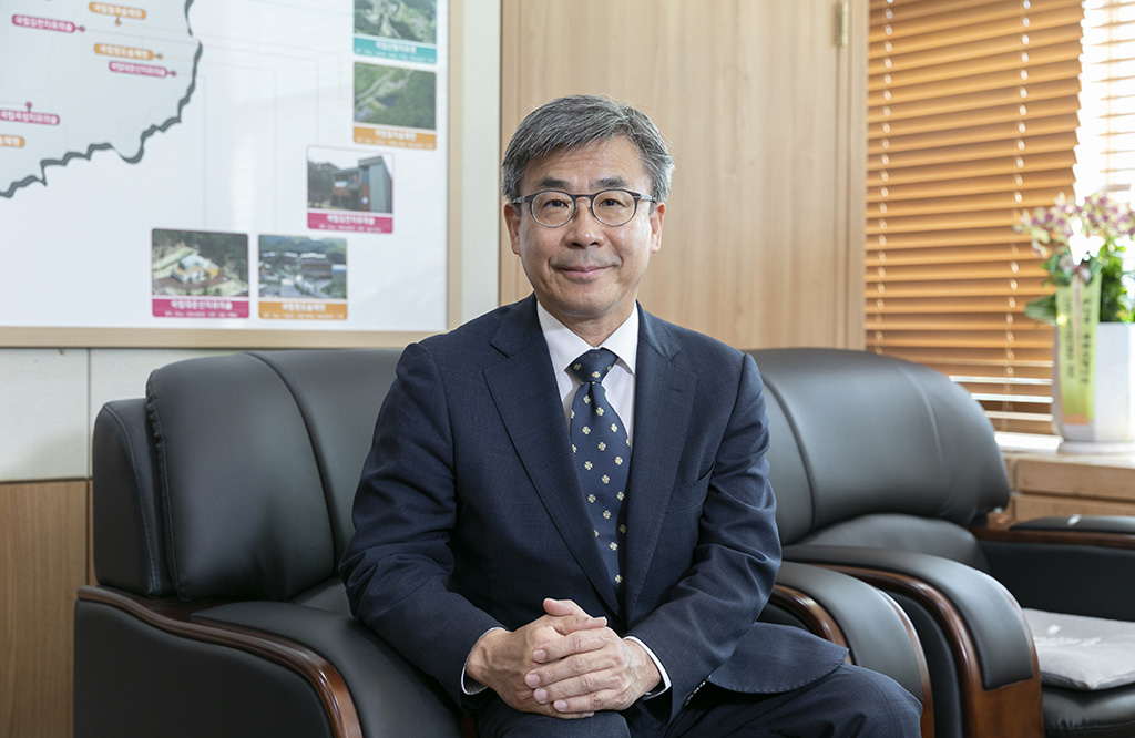 한국산림복지진흥원의 남태헌 원장. 그는 숲이 주는 혜택을 모든 국민이 차별없이 누릴 수 있도록 하는 게 최고의 웰니스라고 믿는 이다. 남 원장은 숲과 관련해서 고품질 산림복지 서비스를 확대해 나가겠다고 했다.