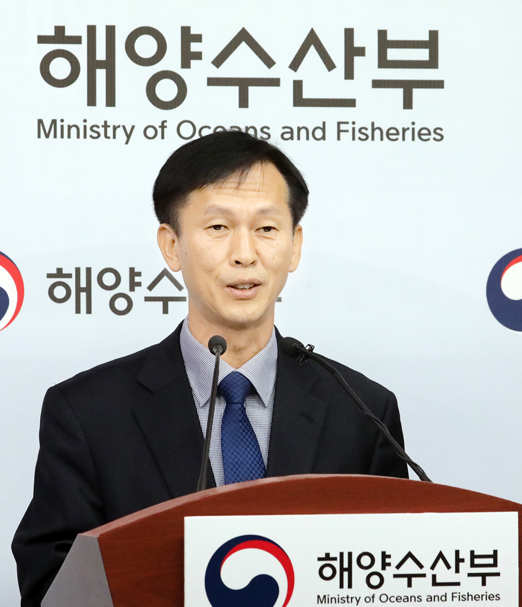 해양치유로 불리는 해양레저관광산업 활성화 등 해양수산부 관련 정책을 총괄하고 있는 송명달 해양정책실장. 그는 해양레저부터 기후대책까지 바다의 미래를 책임진다는 자세로 일을 한다고 했다.