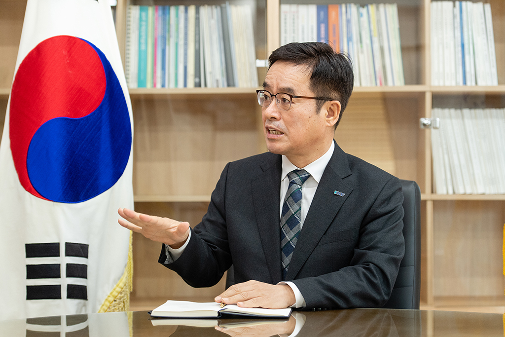 농업기술의 산업화를 지원하는 농산업 진흥기관인 한국농업기술진흥원의 안호근 원장. 취임 1년째를 맞는 그는 “농산업이 한단계 더 도약할 수 있도록 기술사업화, 디지털 농업 확산, 벤처 창업 지원, 우수 종자 보급, 농업환경 분석 등 그간 추진해온 핵심 사업을 발전시켜나가겠다”고 말했다.